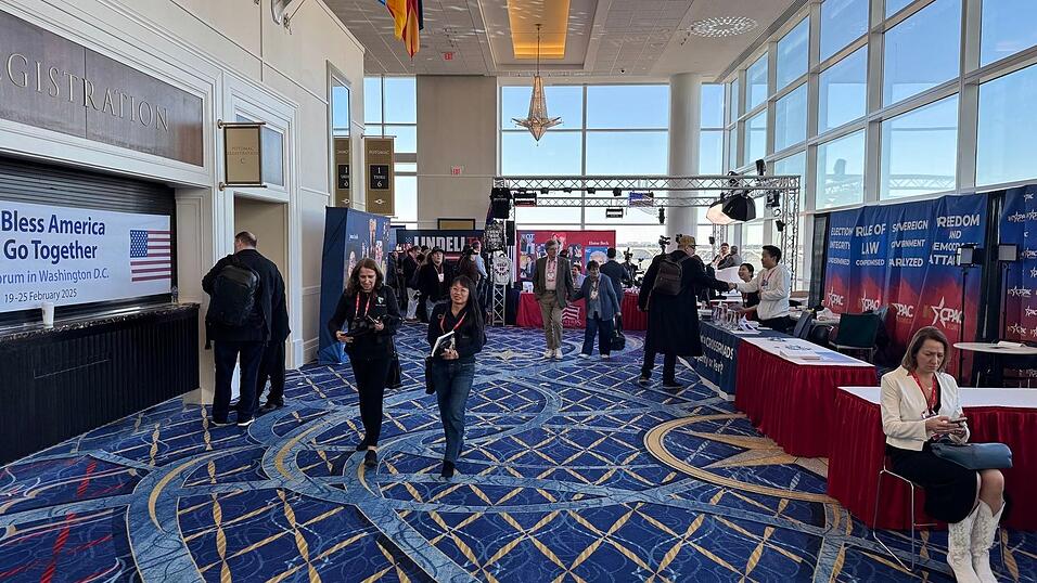 Die Konferenz dauert mehrere Tage und ist ein Stelldichein der amerikanischen Rechten. Die Konferenz dauert mehrere Tage und ist ein Stelldichein der amerikanischen Rechten.