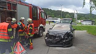 In diesem Auto saßen eine 41-Jährige und ein sechjähriges Kind.