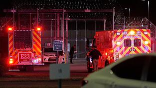 Rettungsfahrzeuge treffen in einer Hochsicherheitsanstalt in Nashville ein, nachdem die Hinrichtung von Christa Pike abgebrochen wurde.