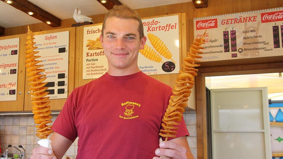 Markus Hoffmann von Hoffmanns Festspezialit&auml;ten mit zwei Tornado-Kartoffeln.