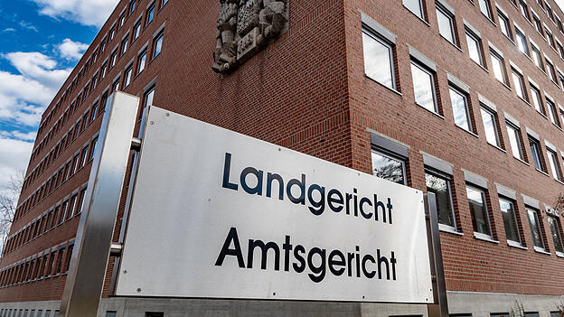 Das Landgericht muss unter anderem klären, ob der Beschuldigte zur Tatzeit aufgrund einer Schizophrenie schuldunfähig war. (Symbolbild)