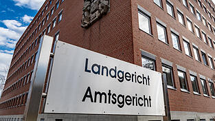 Das Landgericht muss unter anderem klären, ob der Beschuldigte zur Tatzeit aufgrund einer Schizophrenie schuldunfähig war. (Symbolbild)