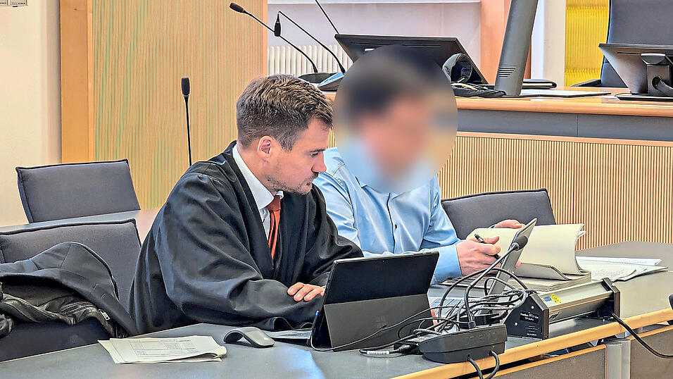 Rechtsanwalt Johannes Büttner (l.) und sein Mandant schweigen weiter zu allen Vorwürfen.