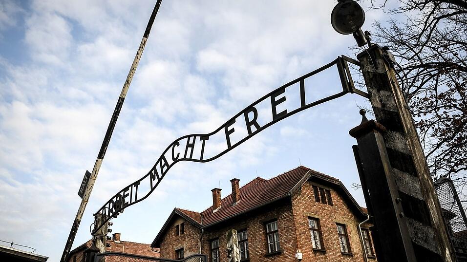 Der Schriftzug &laquo;Arbeit macht frei&raquo; stand &uuml;ber den Toren mehrerer Konzentrations- und Vernichtungslager. (Symbolbild)