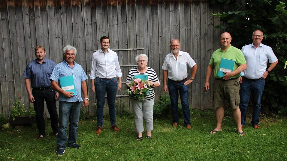 Bei der Jahresversammlung wurden treue Mitglieder geehrt. Bei der Jahresversammlung wurden treue Mitglieder geehrt.