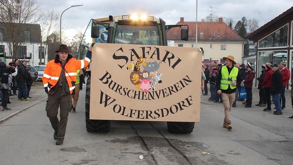 Viele Faschings-Fans haben sich am Samstag den Umzug in Langenbach angesehen. Viele Faschings-Fans haben sich am Samstag den Umzug in Langenbach angesehen.