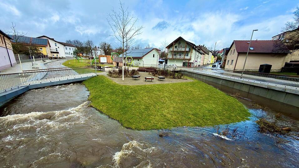 Von Vorteil ist derzeit, dass - anders als noch vor dem Umbau der Hofer-Insel - in diesem Bereich die Kalte Pastritz über zwei Flussarme abfließen kann. Von Vorteil ist derzeit, dass - anders als noch vor dem Umbau der Hofer-Insel - in diesem Bereich die Kalte Pastritz über zwei Flussarme abfließen kann.