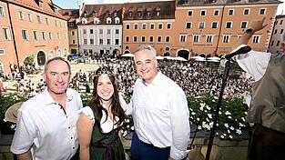Jagdminister Hubert Aiwanger (von links), Jagdkönigin Diana Merkle und Oberbürgermeister Thomas Burger waren vor Ort. Jagdminister Hubert Aiwanger (von links), Jagdkönigin Diana Merkle und Oberbürgermeister Thomas Burger waren vor Ort.
