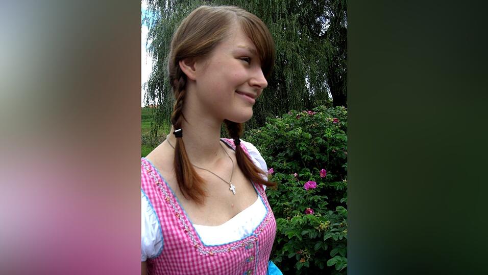 Zwei Zöpfe sind die passende Frisur zum Dirndl