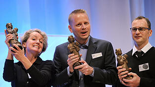 Die Übersetzerin Bettina Abarbanell, Autor Patrick Ness und der Illustrator Jim Kay (von links) gewannen den Jugendliteraturpreis mit dem Buch 'Sieben Minuten nach Mitternacht'. (Foto: Arne Dedert/dpa) Die Übersetzerin Bettina Abarbanell, Autor Patrick Ness und der Illustrator Jim Kay (von links) gewannen den Jugendliteraturpreis mit dem Buch 'Sieben Minuten nach Mitternacht'. (Foto: Arne Dedert/dpa)