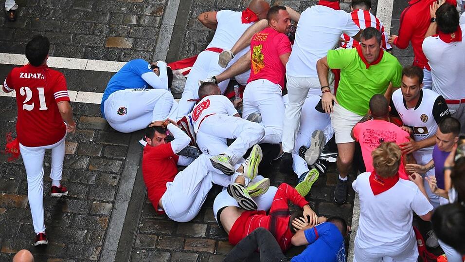 Gefährliche Szenen prägen auch den siebten Stierlauf in Pamplona.