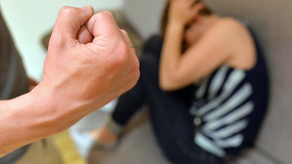 Laut Anklage soll der 53-Jährige seine Lebensgefährtin mehrfach vergewaltigt, in der Wohnung eingesperrt und schwer misshandelt haben. Laut Anklage soll der 53-Jährige seine Lebensgefährtin mehrfach vergewaltigt, in der Wohnung eingesperrt und schwer misshandelt haben.