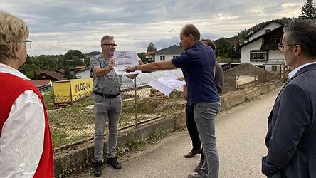 Zu hoch lautet das Urteil der Stadträte angesichts des Mehrfamilienhauses mit vier Voll- und einem Dachgeschoss in Windischbergerdorf. Zu hoch lautet das Urteil der Stadträte angesichts des Mehrfamilienhauses mit vier Voll- und einem Dachgeschoss in Windischbergerdorf.