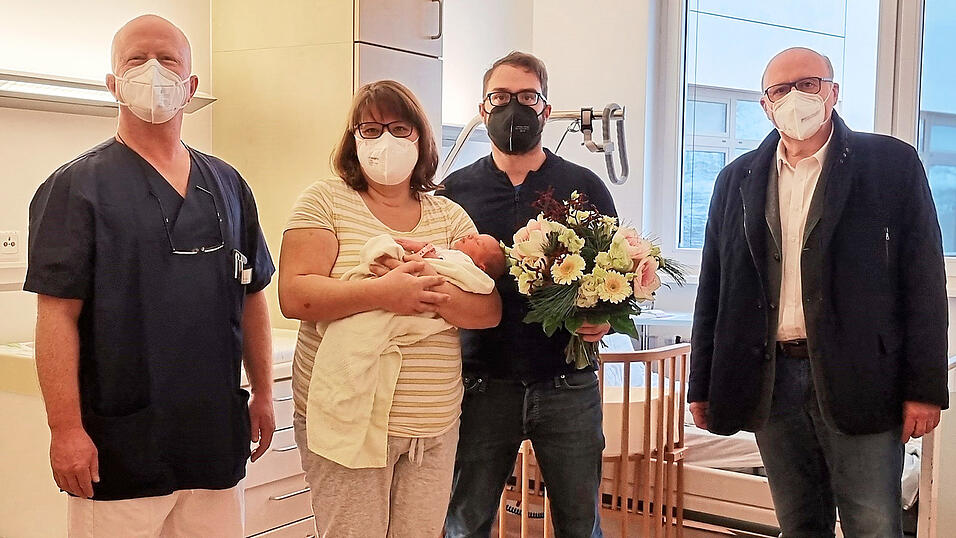 Auch Landrat Martin Neumeyer (rechts) gratulierte Familie Held zur Geburt ihrer Tochter Paula.