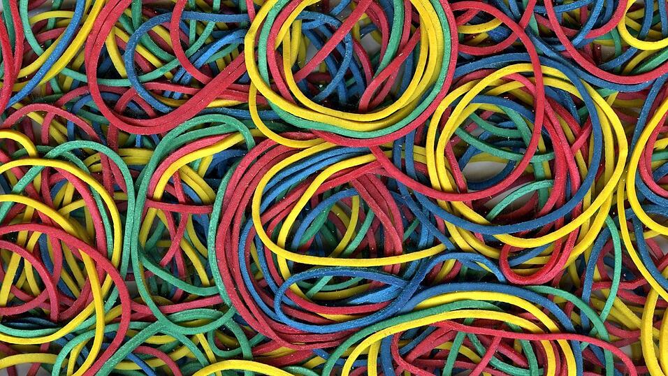 Haushaltsgummis sehen harmlos aus, können aber „scheißweh tun“, wie die Geschädigte vor Gericht sagte. Haushaltsgummis sehen harmlos aus, können aber „scheißweh tun“, wie die Geschädigte vor Gericht sagte.