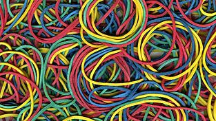 Haushaltsgummis sehen harmlos aus, k&ouml;nnen aber &bdquo;schei&szlig;weh tun&ldquo;, wie die Gesch&auml;digte vor Gericht sagte.