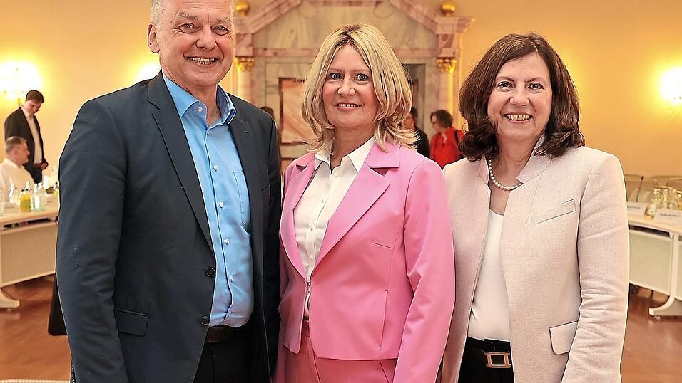 Landrätin Susanne Hoyer (CSU) mit ihrem Stellvertreter Franz Heilmeier (Grüne) und der weiteren Stellvertreterin Maria Lintl (FSM). Landrätin Susanne Hoyer (CSU) mit ihrem Stellvertreter Franz Heilmeier (Grüne) und der weiteren Stellvertreterin Maria Lintl (FSM).