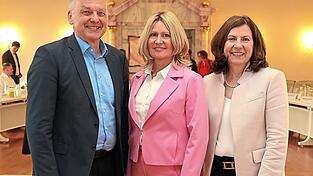 Landr&auml;tin Susanne Hoyer (CSU) mit ihrem Stellvertreter Franz Heilmeier (Gr&uuml;ne) und der weiteren Stellvertreterin Maria Lintl (FSM).