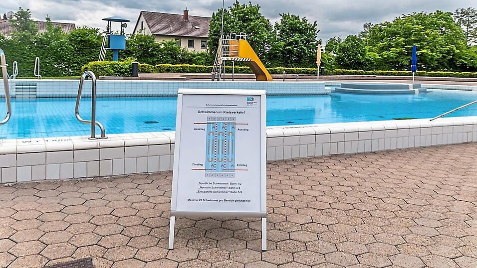 Auch das Wellenbecken ist für die Badegäste geöffnet - zur Sicherheit sind überall Hinweisschilder angebracht. Auch das Wellenbecken ist für die Badegäste geöffnet - zur Sicherheit sind überall Hinweisschilder angebracht.