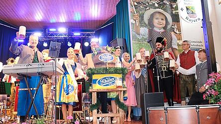 B&uuml;rgermeister, Vertreter der Brauerei und der Trenckfamilie stie&szlig;en auf ein gutes Gelingen des Heimatfestes 2025 an.