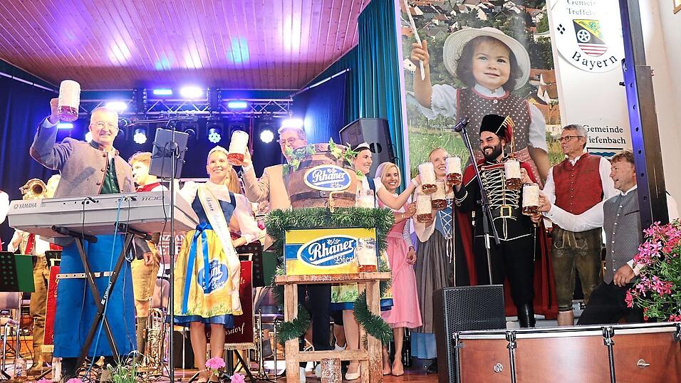 Bürgermeister, Vertreter der Brauerei und der Trenckfamilie stießen auf ein gutes Gelingen des Heimatfestes 2025 an. Bürgermeister, Vertreter der Brauerei und der Trenckfamilie stießen auf ein gutes Gelingen des Heimatfestes 2025 an.