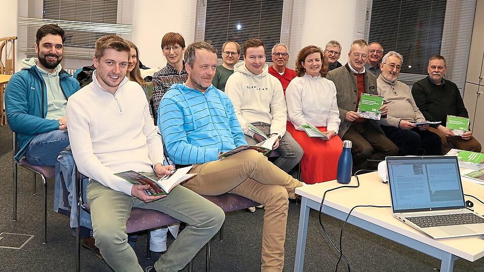 Die strahlenden Gesichter verraten es: Die Broschüre mit den „Geschichten aus Waldmünchen“ kommt bei den Projektteilnehmern bestens an. Die strahlenden Gesichter verraten es: Die Broschüre mit den „Geschichten aus Waldmünchen“ kommt bei den Projektteilnehmern bestens an.