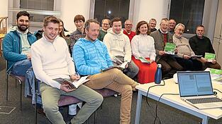 Die strahlenden Gesichter verraten es: Die Broschüre mit den „Geschichten aus Waldmünchen“ kommt bei den Projektteilnehmern bestens an. Die strahlenden Gesichter verraten es: Die Broschüre mit den „Geschichten aus Waldmünchen“ kommt bei den Projektteilnehmern bestens an.