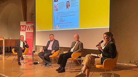 Kardiologe Dr. J&ouml;rg-Heiner M&ouml;ller (von links), Molekularbiologe Professor Klaus Steger, Physiker Professor Werner Bergholz und Moderatorin Claudia Jaworski bei der Podiumsdiskussion am Sonntag im Salzstadel.