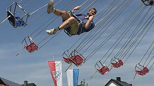 Eine Institution am Vilsbiburger Volksfest: Schon beim ersten Fest vor 101 Jahren stand ein Kettenkarussell am Volksfestplatz. Spa&szlig; macht das Fahrgesch&auml;ft aber auch heute noch.