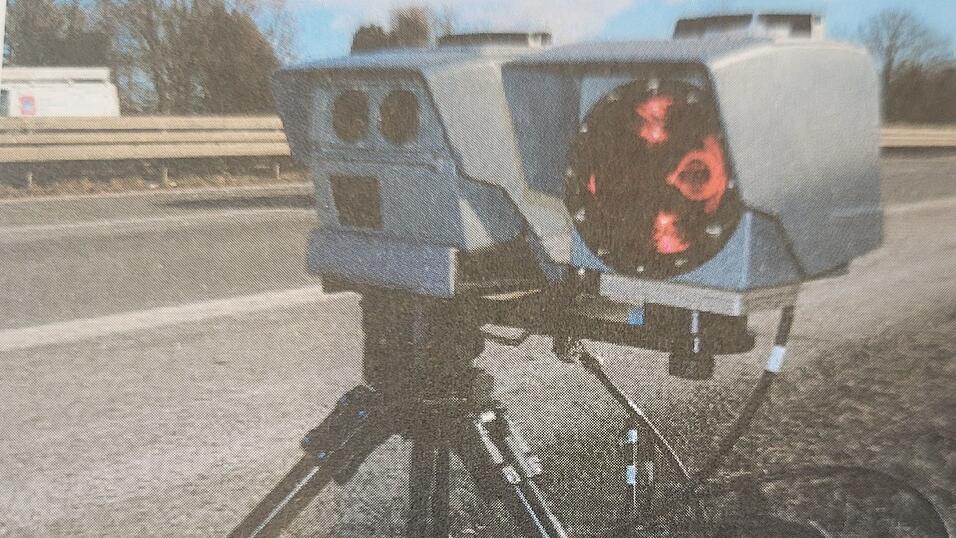 In der Nacht von Montag auf Dienstag wurde laut Polizeiinspektion Regen ein Geschwindigkeitsmessgerät an der B11 in Richtung Schweinhütt gestohlen. (Symbolbild) In der Nacht von Montag auf Dienstag wurde laut Polizeiinspektion Regen ein Geschwindigkeitsmessgerät an der B11 in Richtung Schweinhütt gestohlen. (Symbolbild)