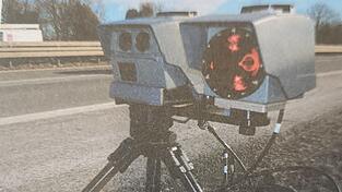 In der Nacht von Montag auf Dienstag wurde laut Polizeiinspektion Regen ein Geschwindigkeitsmessgerät an der B11 in Richtung Schweinhütt gestohlen. (Symbolbild)