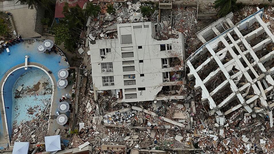 Das Land steht vor einem schwierigen Wiederaufbau. Das Land steht vor einem schwierigen Wiederaufbau.