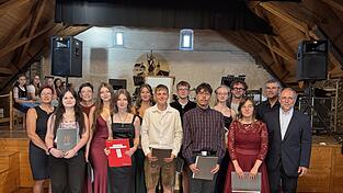 Die Klassenbesten der Klassen 9a, M9, M10 mit ihren Lehrern, Heidi Eholzer, Tom Wittmann und Michael Bretzel, sowie Rektor Markus Lemberger und Konrektorin Vera Weinberger.