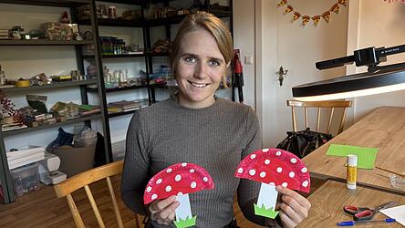 Susanne Weber zeigt Eltern und ihren Kindern auf den Plattformen Instagram und TikTok Basteltipps, die man einfach Zuhause nachmachen kann - wie beispielsweise diese Fliegenpilze aus einem Pappteller. Susanne Weber zeigt Eltern und ihren Kindern auf den Plattformen Instagram und TikTok Basteltipps, die man einfach Zuhause nachmachen kann - wie beispielsweise diese Fliegenpilze aus einem Pappteller.
