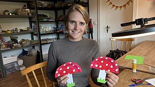 Susanne Weber zeigt Eltern und ihren Kindern auf den Plattformen Instagram und TikTok Basteltipps, die man einfach Zuhause nachmachen kann - wie beispielsweise diese Fliegenpilze aus einem Pappteller. Susanne Weber zeigt Eltern und ihren Kindern auf den Plattformen Instagram und TikTok Basteltipps, die man einfach Zuhause nachmachen kann - wie beispielsweise diese Fliegenpilze aus einem Pappteller.