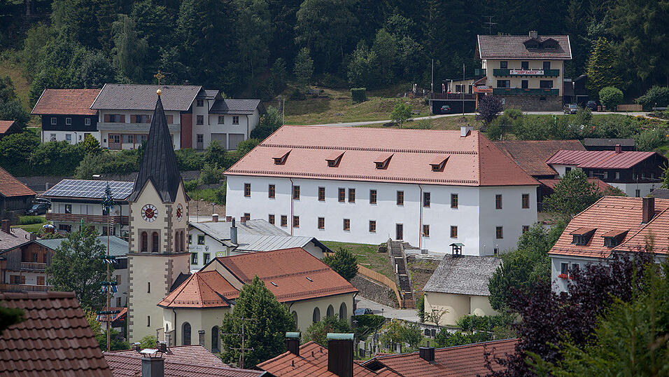 Der Pfarrhof ist ein ortsprägendes Gebäude in Sankt Englmar und seit der Restauration ein besonders schöner Anblick. Der Pfarrhof ist ein ortsprägendes Gebäude in Sankt Englmar und seit der Restauration ein besonders schöner Anblick.