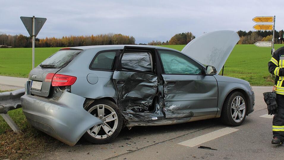 Die Fahrer eines Opels und eines silbergrauen Audis wurden leicht verletzt.