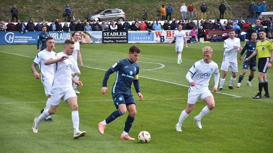 L&ouml;wen-St&uuml;rmer Floran Niederlechner (Mitte) wurde in der zweiten Halbzeit eingewechselt.