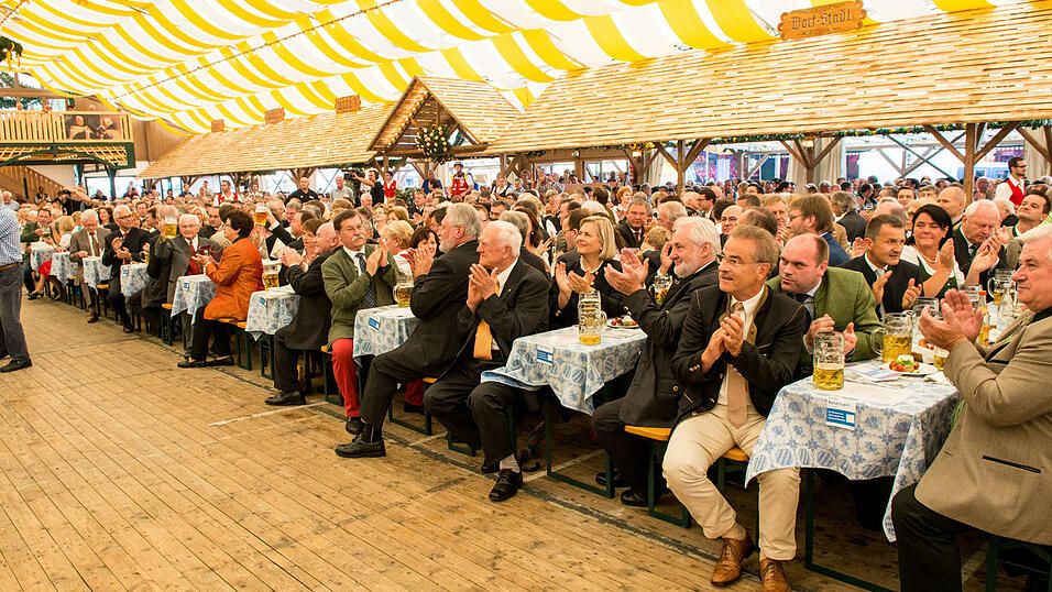 Alle Infos und Bilder gibt es hier.Foto: Mathias AdamImpressionen von der Volksfest-Eröffnung im Nothaft-Festzelt. Alle Infos und Bilder gibt es hier.Foto: Mathias AdamImpressionen von der Volksfest-Eröffnung im Nothaft-Festzelt.