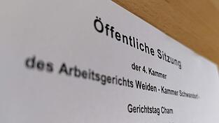 Weil im die Firma den Lohn strich, zog ein Mann vor das Arbeitsgericht. Dabei hatte auch das Zweifel an der Krankschreibung des Klägers. Weil im die Firma den Lohn strich, zog ein Mann vor das Arbeitsgericht. Dabei hatte auch das Zweifel an der Krankschreibung des Klägers.