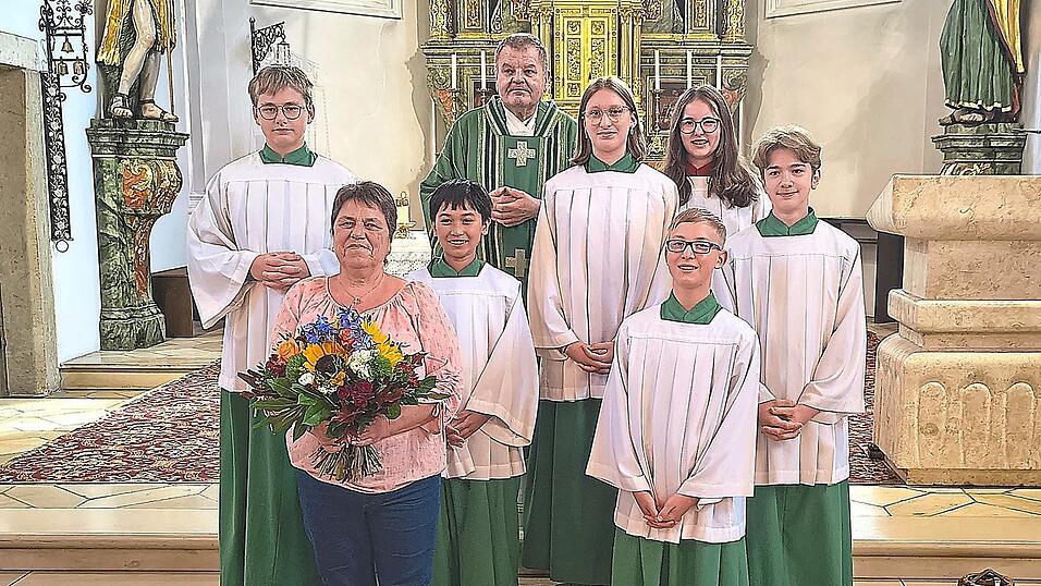 Die Pfarrgemeinde S&uuml;nching verabschiedete am Sonntag Pfarrer Erwin Gietl und Mesnerin Lydia Weigert.