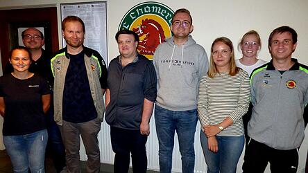 Die neue Führungsmannschaft der TT-Abteilung des FC Chamerau mit Abteilungsleiter Marcus Peintinger (Vierter v.re.) und den beiden gleichberechtigten stellvertretenden Abteilungsleiterinnen Anna-Lena Holzner (Dritte v.re.) und Christina Purschke (Zweiter v.re.) an der Spitze.