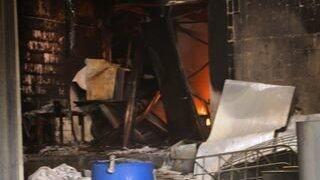 Es dauerte bis in die frühen Morgenstunden, ehe die Einsatzkräfte der Feuerwehr das Feuer unter Kontrolle hatten. (Foto: ih) Es dauerte bis in die frühen Morgenstunden, ehe die Einsatzkräfte der Feuerwehr das Feuer unter Kontrolle hatten. (Foto: ih)