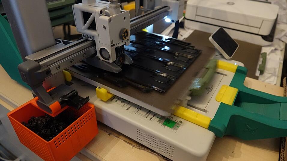 Ständig in Bewegung: Der 3D-Drucker eines Freiwilligen stellt Plastikkleinteile für die Ukraine her. Ständig in Bewegung: Der 3D-Drucker eines Freiwilligen stellt Plastikkleinteile für die Ukraine her.