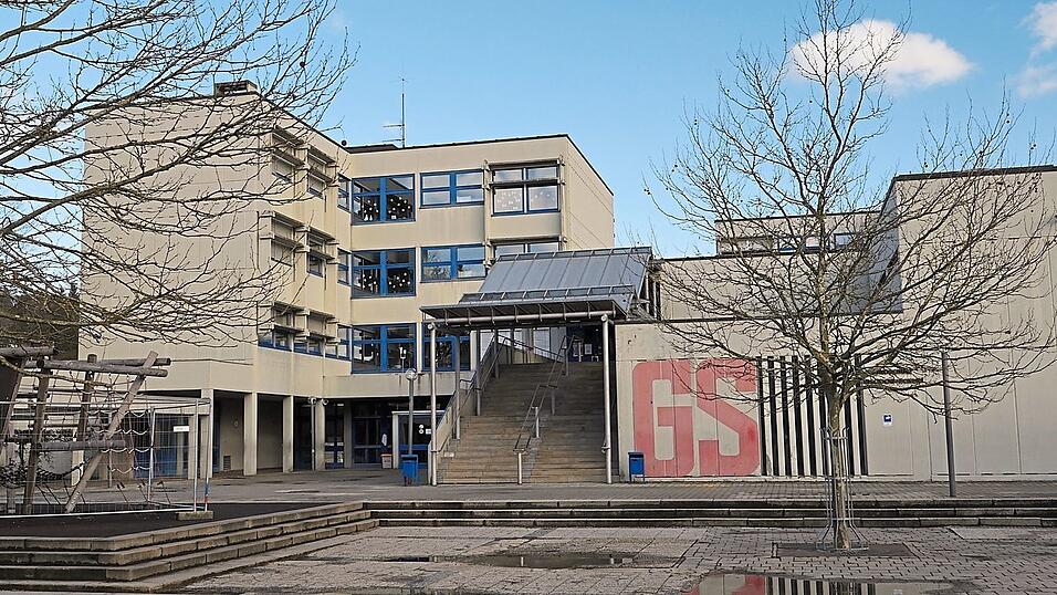 Die alte Grundschule Theodor Eckert am Starzenbachweg soll einem Neubau weichen. Nun nimmt das Projekt bald Fahrt auf. Die alte Grundschule Theodor Eckert am Starzenbachweg soll einem Neubau weichen. Nun nimmt das Projekt bald Fahrt auf.