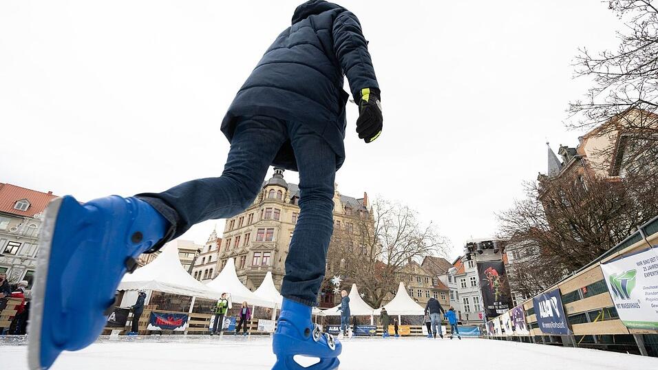 Ein Mann fährt Schlittschuh.