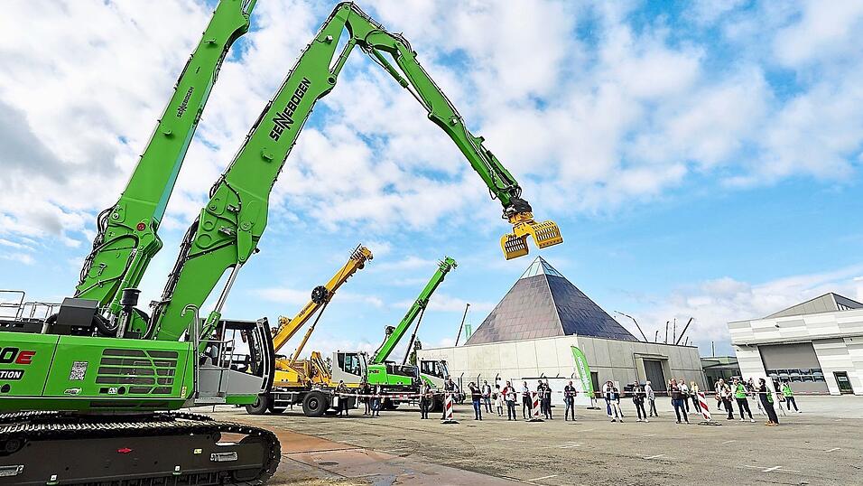 Mit innovativen Maschinen wurden an sieben Stationen den internationalen Pressevertretern die vielseitigen Einsatzmöglichkeiten der Sennebogen-Produkte im Betrieb vorgeführt. Mit innovativen Maschinen wurden an sieben Stationen den internationalen Pressevertretern die vielseitigen Einsatzmöglichkeiten der Sennebogen-Produkte im Betrieb vorgeführt.