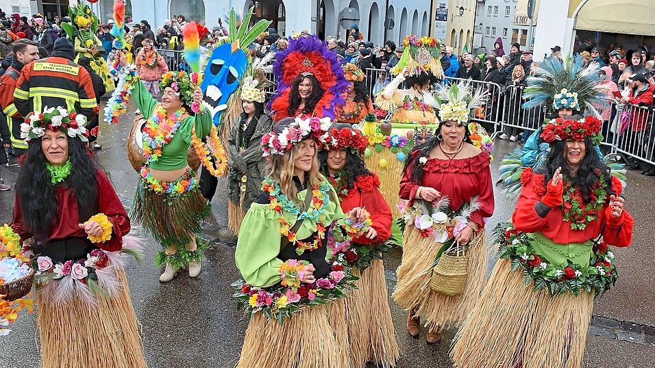 Herrliche Kost&uuml;me und T&auml;nze: die Gruppe &bdquo;Namenlos Grandios&ldquo; war in der S&uuml;dsee unterwegs.