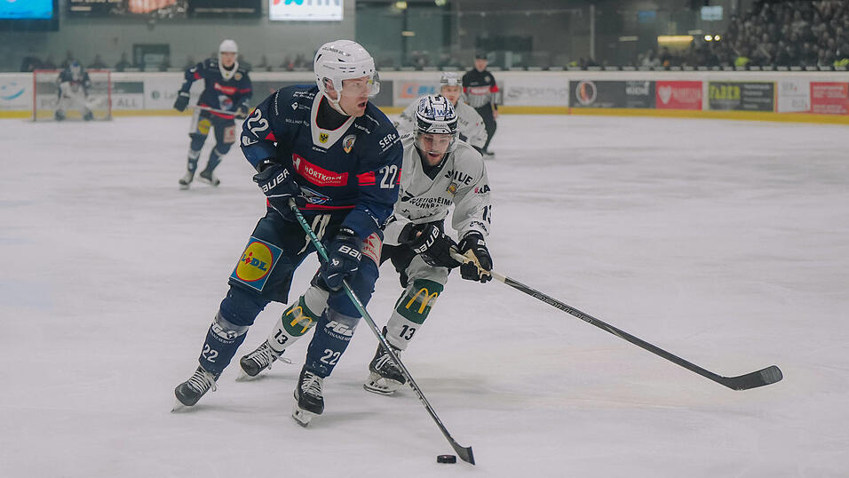 Der 27-jährige Stürmer Thore Weyrauch (vorne) - hier noch im Trikot der Heilbronner Falken - kehrt in die Oberliga zurück und geht künftig für den DSC auf Torejagd. Der 27-jährige Stürmer Thore Weyrauch (vorne) - hier noch im Trikot der Heilbronner Falken - kehrt in die Oberliga zurück und geht künftig für den DSC auf Torejagd.