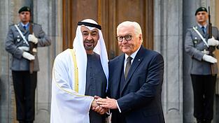 Bundespräsident Steinmeier begrüßt den Gast vom Golf mit militärischen Ehren. Bundespräsident Steinmeier begrüßt den Gast vom Golf mit militärischen Ehren.